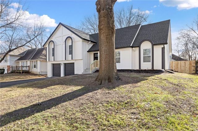 1421 E Stagecoach Drive, Olathe, KS 66062