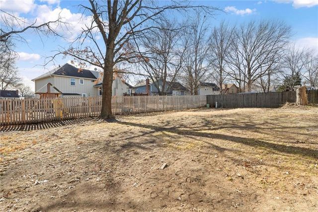 1421 E Stagecoach Drive, Olathe, KS 66062