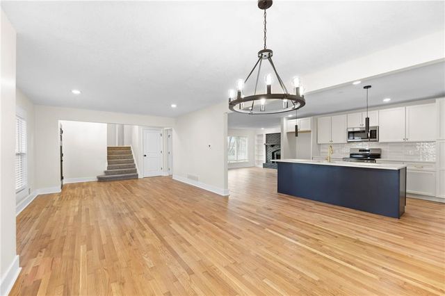 1421 E Stagecoach Drive, Olathe, KS 66062