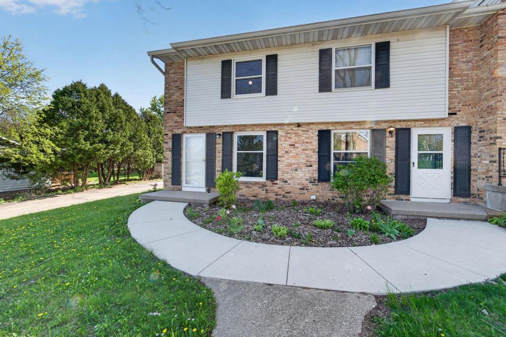 207 N Brookwood Drive, Mount Horeb, WI 53572