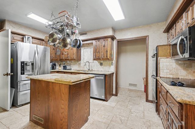 135 Creekside Drive, Double Oak, TX 75077