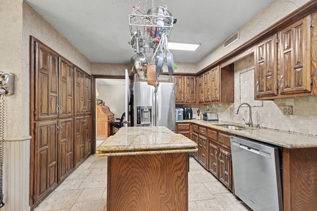 135 Creekside Drive, Double Oak, TX 75077