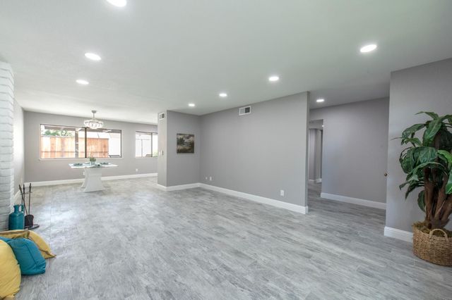 1915 W Santa Ana Avenue, Fresno, CA 93705