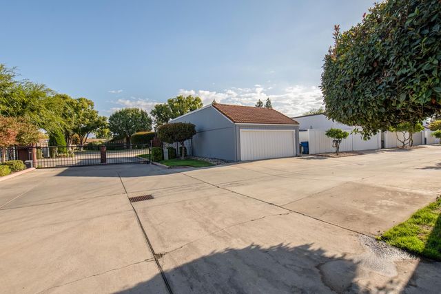 1915 W Santa Ana Avenue, Fresno, CA 93705