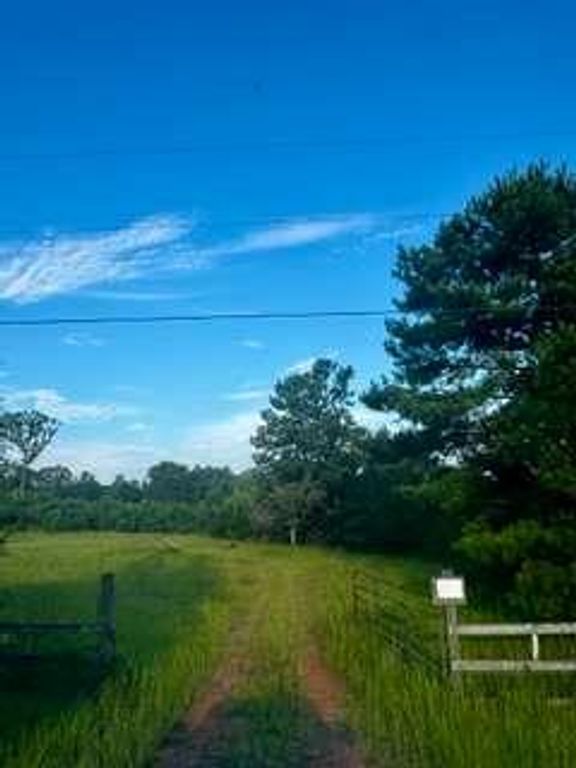 Image 3 of property listing at 1368 Pleasant Grove Road, Yatesville, GA 31097