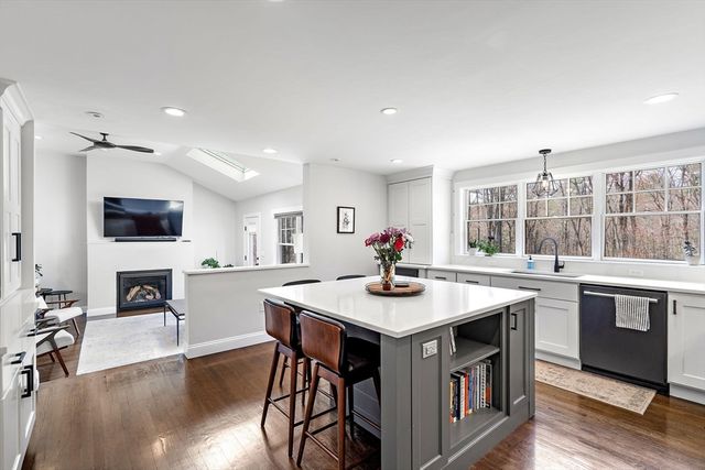 103 Peabody Dr, Stow, MA 01775