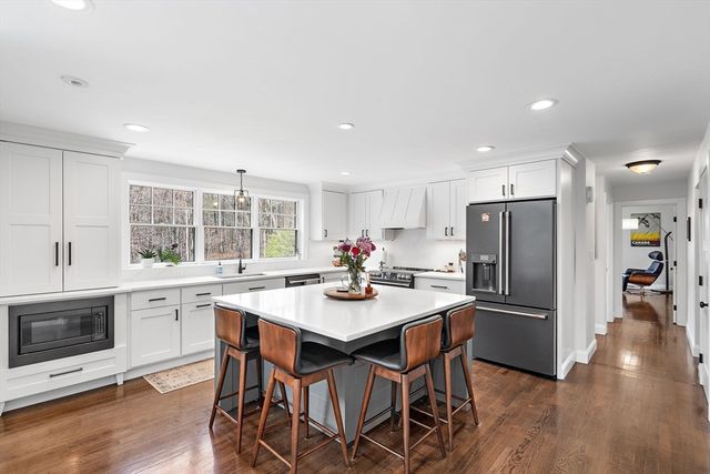 103 Peabody Dr, Stow, MA 01775