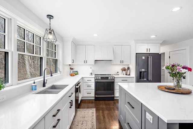 103 Peabody Dr, Stow, MA 01775