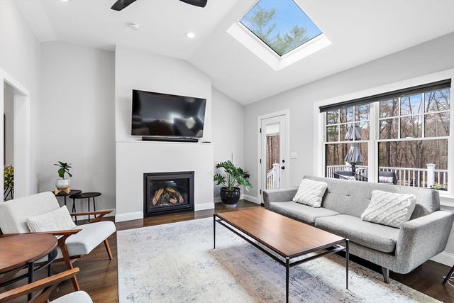 103 Peabody Dr, Stow, MA 01775