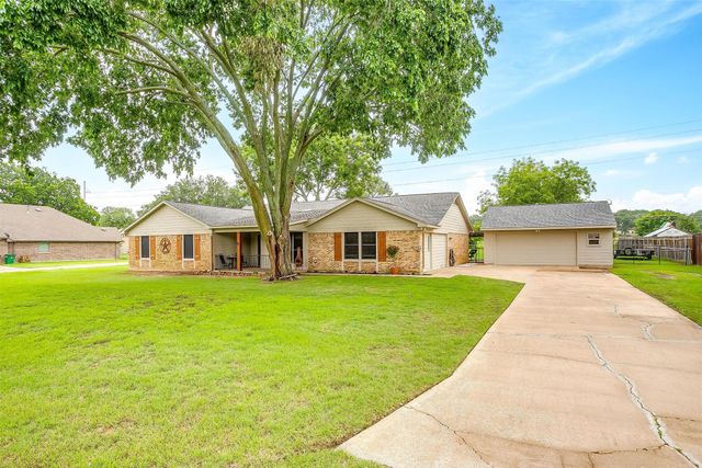 132 Southwood Drive, Burleson, TX 76028