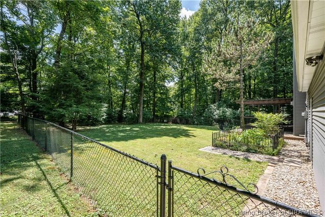 2016 Ridgeview Drive, Floyds Knobs, IN 47119