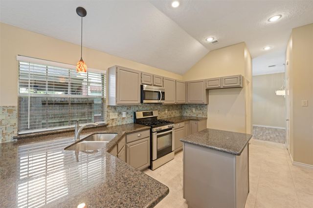 211 Scarlet Maple, Sugar Land, TX 77479