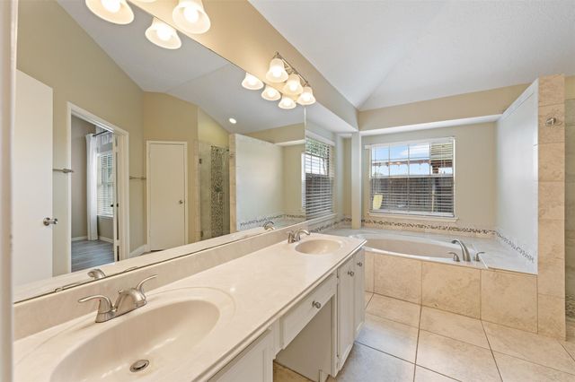 211 Scarlet Maple, Sugar Land, TX 77479