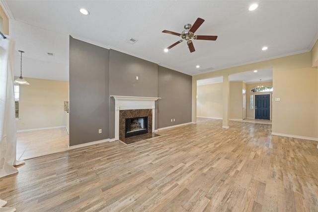 211 Scarlet Maple, Sugar Land, TX 77479