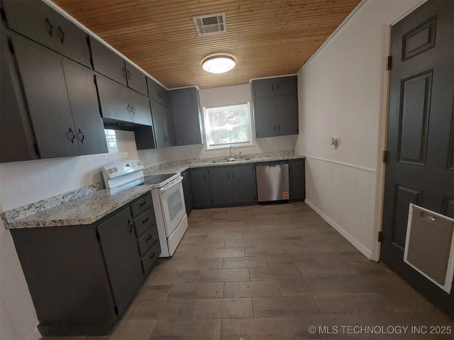 408 Lindenwood Drive, Bartlesville, OK 74003