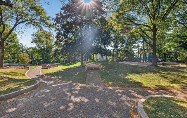 28 Linden Street, Great Neck, NY 11021