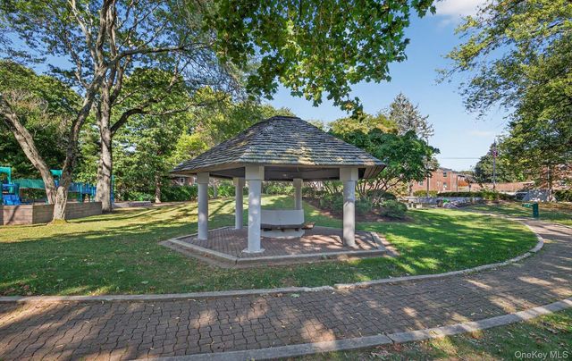 28 Linden Street, Great Neck, NY 11021