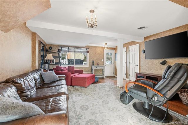 62 Eileen Avenue, Plainview, NY 11803