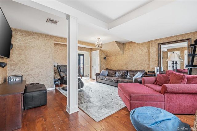 62 Eileen Avenue, Plainview, NY 11803