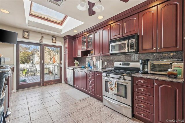 62 Eileen Avenue, Plainview, NY 11803