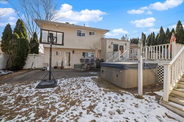 62 Eileen Avenue, Plainview, NY 11803