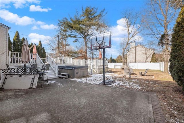 62 Eileen Avenue, Plainview, NY 11803