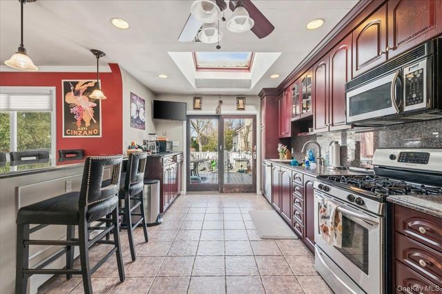 62 Eileen Avenue, Plainview, NY 11803