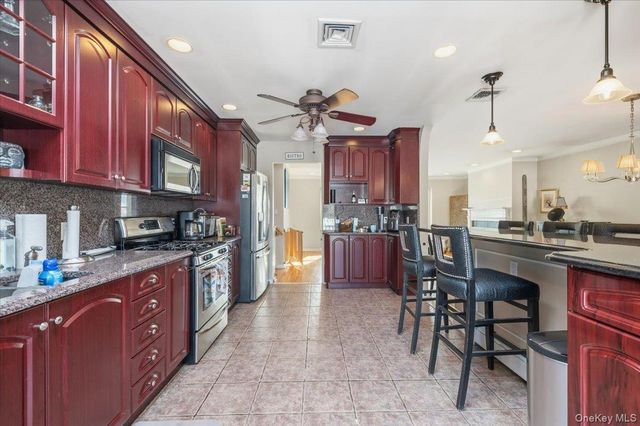 62 Eileen Avenue, Plainview, NY 11803