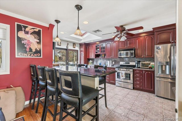 62 Eileen Avenue, Plainview, NY 11803