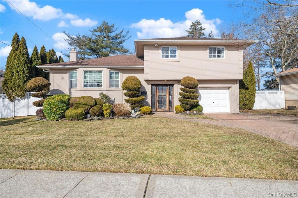 62 Eileen Avenue, Plainview, NY 11803