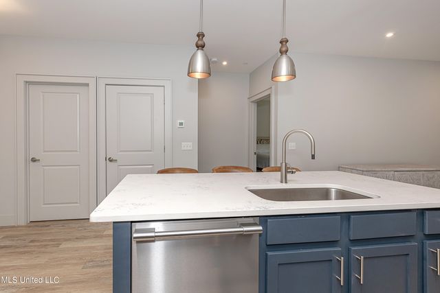 2501 Bienville Boulevard, 323, Ocean Springs, MS 39564