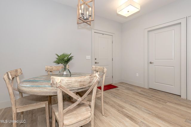 2501 Bienville Boulevard, 323, Ocean Springs, MS 39564