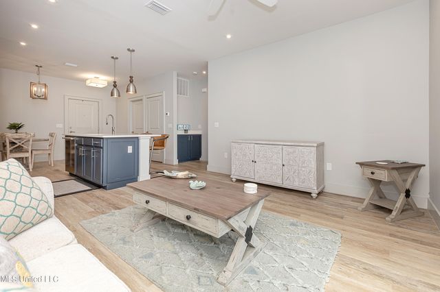 2501 Bienville Boulevard, 323, Ocean Springs, MS 39564