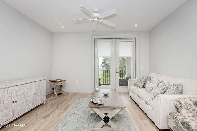 2501 Bienville Boulevard, 323, Ocean Springs, MS 39564