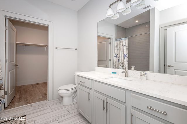 2501 Bienville Boulevard, 323, Ocean Springs, MS 39564