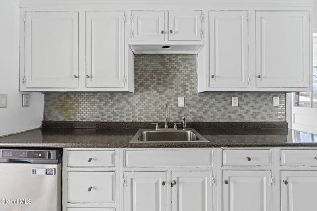 525 Kenwood Avenue, Bethlehem, NY 12054