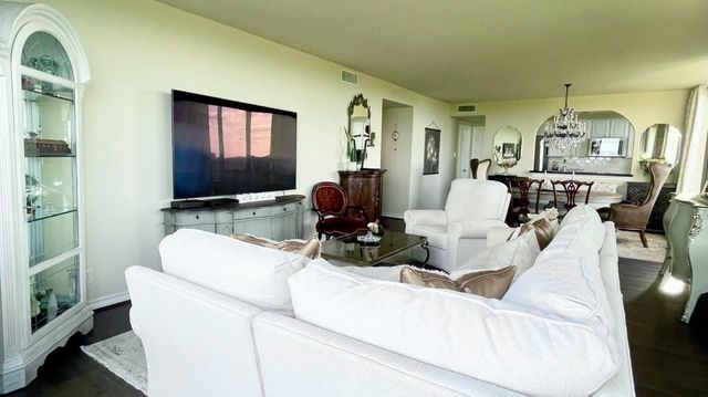 14655 E Champion Forest Drive E 1402, Houston, TX 77069