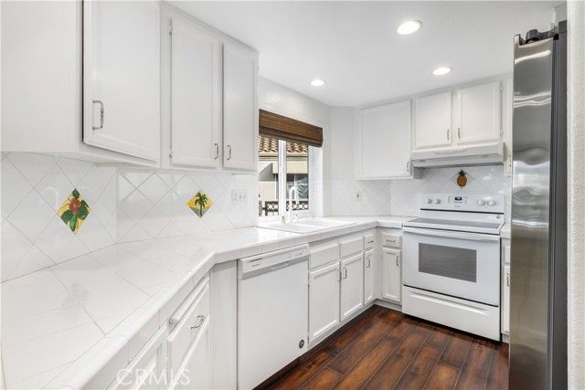 430 Lake Street 304, Huntington Beach, CA 92648