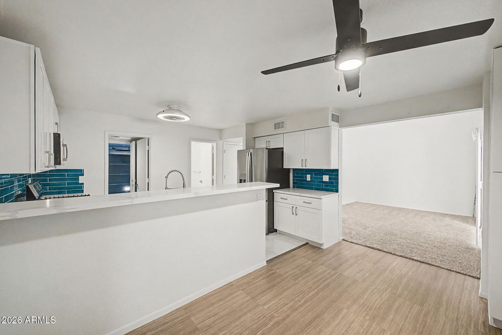 Image 12 of property listing at 11822 N 76TH Drive, Peoria, AZ 85345