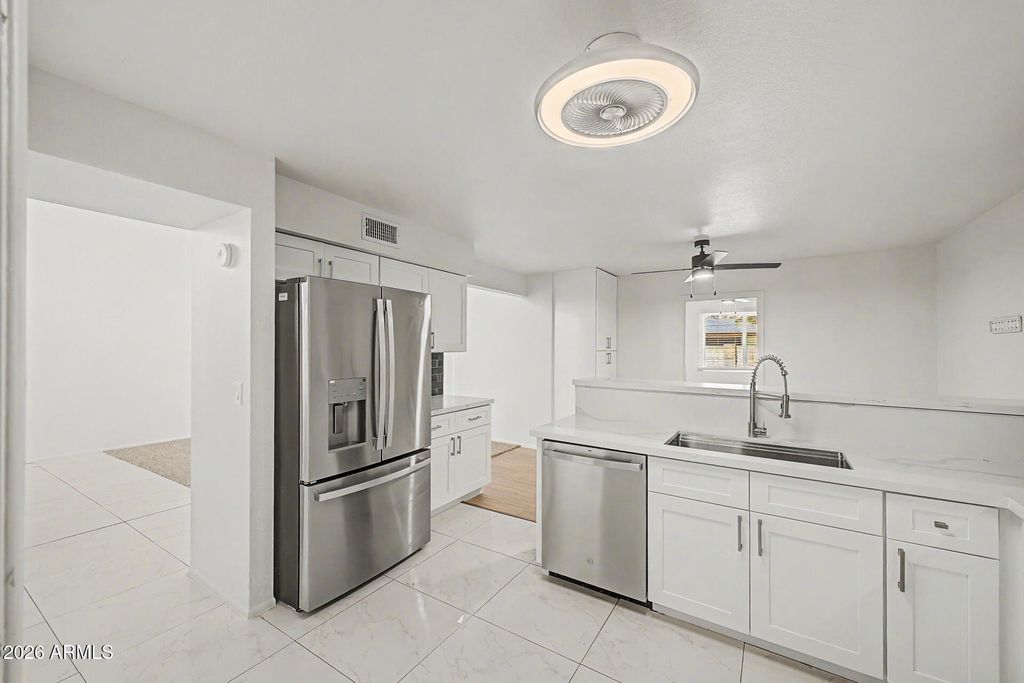 Image 13 of property listing at 11822 N 76TH Drive, Peoria, AZ 85345
