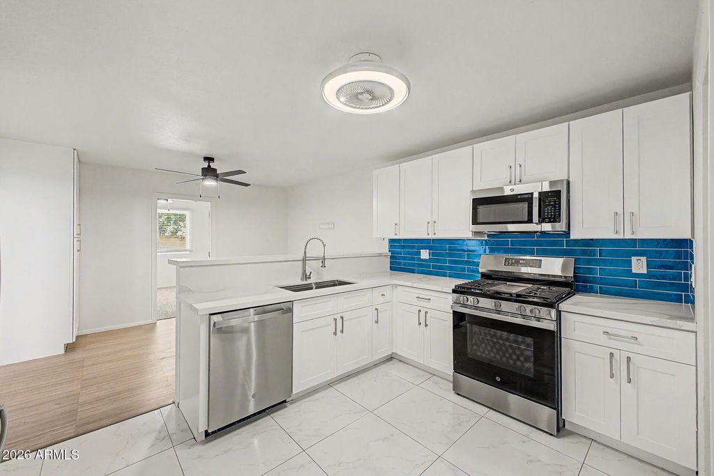 Image 14 of property listing at 11822 N 76TH Drive, Peoria, AZ 85345