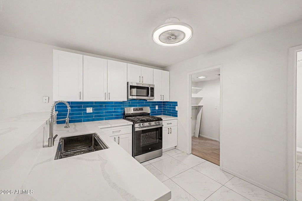 Image 15 of property listing at 11822 N 76TH Drive, Peoria, AZ 85345