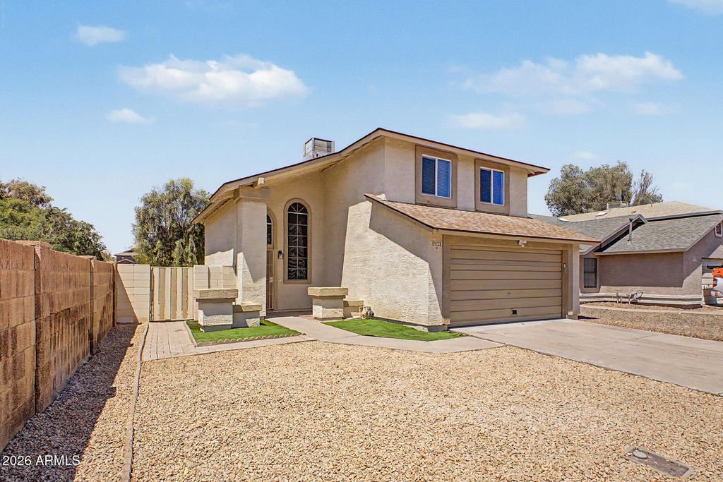 Image 3 of property listing at 11822 N 76TH Drive, Peoria, AZ 85345