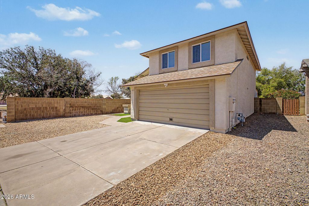 Image 4 of property listing at 11822 N 76TH Drive, Peoria, AZ 85345