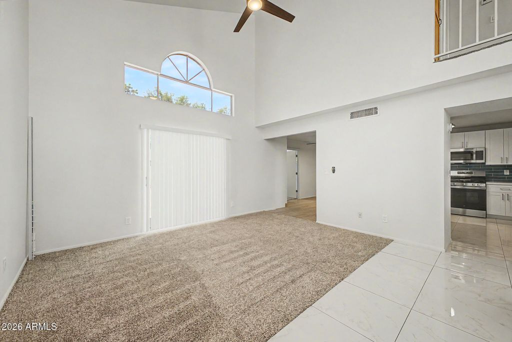 Image 7 of property listing at 11822 N 76TH Drive, Peoria, AZ 85345