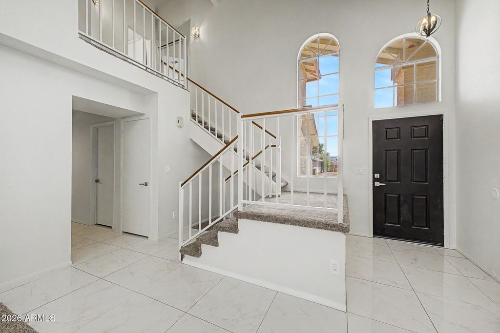 Image 9 of property listing at 11822 N 76TH Drive, Peoria, AZ 85345