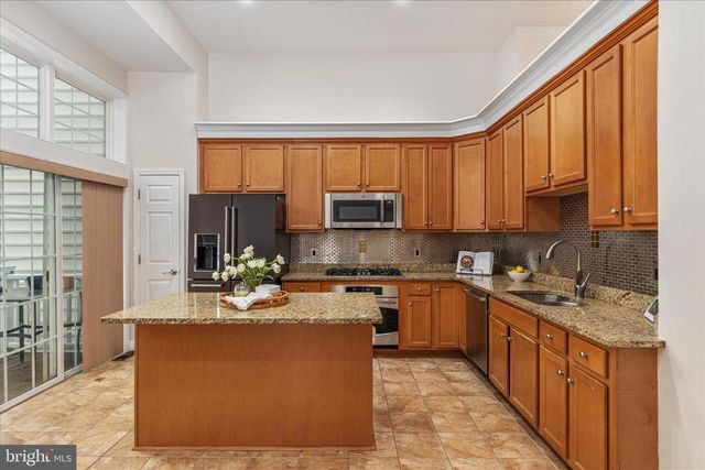 2158 OBERLIN DR, Woodbridge, VA 22191