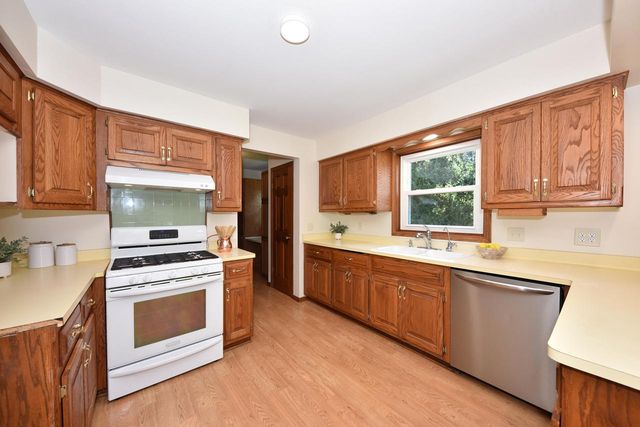 9820 N Shannon COURT, Mequon, WI 53097