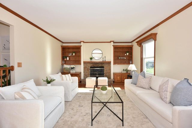 9820 N Shannon COURT, Mequon, WI 53097