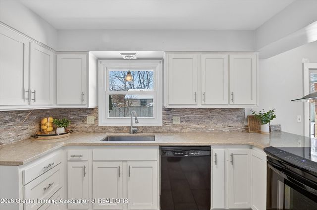 2201 Post Oak Lane, Lansing, MI 48912